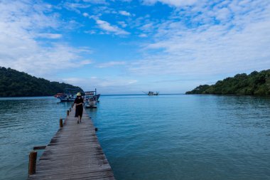 bayan Koh Kood Adası'nda limana ormanlık köprüde yürümek