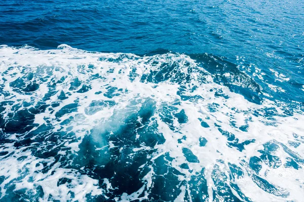 Θαλασσινό νερό αφρός πλοίο πίστα στον ωκεανό, νερό υφή — Φωτογραφία Αρχείου