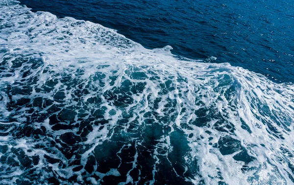Zee water schuim schip track in de Oceaan, water textuur — Stockfoto