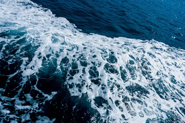 Meerwasserschaum Schiffsspur im Ozean, Wasserstruktur — Stockfoto