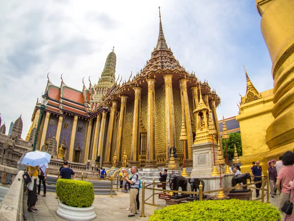 Grande palácio e bainha de Wat phra em Bangkok, Tailândia, maio de 2019 — Fotografia de Stock