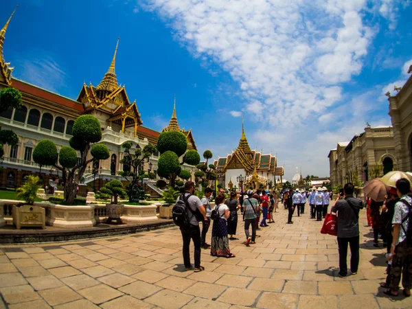 Большой дворец и Ват пхра кью в Бангкоке, Таиланд, май 2019 года — стоковое фото