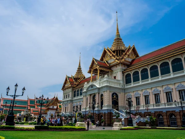 Большой дворец и Ват пхра кью в Бангкоке, Таиланд, май 2019 года — стоковое фото