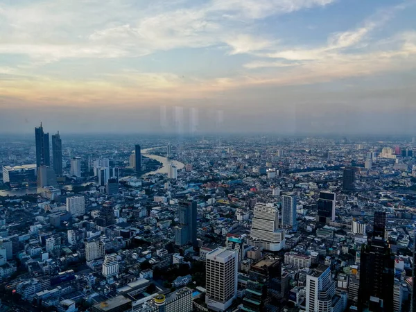 Bangkok, Thailand-Jan, 2019-kungen makt Mahanakhon Skywalk. — Stockfoto