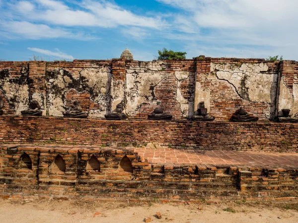 Wat Mahathat, el antiguo templo en el parque histórico de Ayutthaya, Thail —  Fotos de Stock