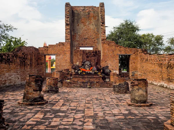 Cabeza de Buda en Wat Worachet, antiguo templo en Ayutthaya, Tailandia —  Fotos de Stock