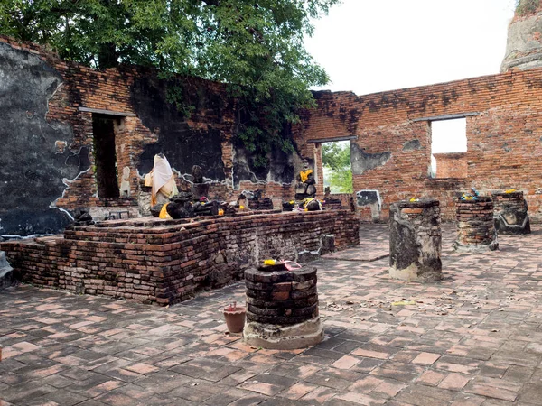 Cabeza de Buda en Wat Worachet, antiguo templo en Ayutthaya, Tailandia —  Fotos de Stock