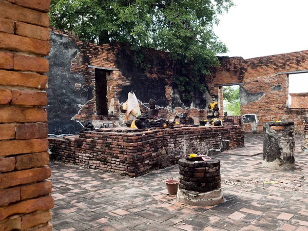 Cabeza de Buda en Wat Worachet, antiguo templo en Ayutthaya, Tailandia —  Fotos de Stock