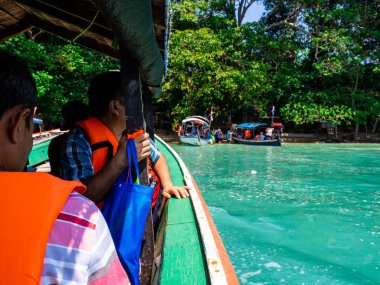 Ahşap turist teknesi Mai Ngam Bay, Mu Koh Surin Milli Parkı, Phang-nga, Tayland gidin : Mart 2019