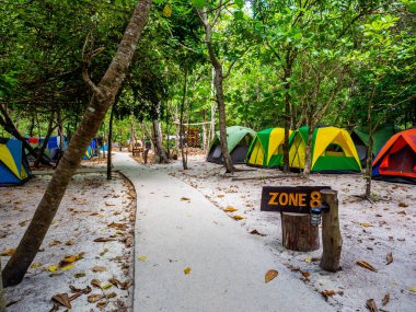 Surin Adası'nda plajda çadır kurulumu, Tayland : Mart 2019.