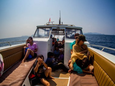 Khura Buri İskelesi'ne giden turist teknesi, Phang-nga, Tayland : Mart 2019.