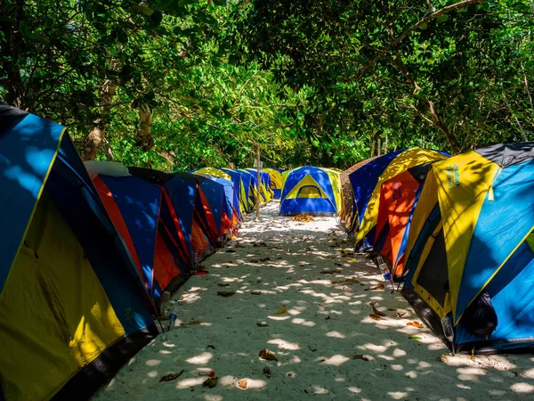 ムー・コ・スリンまたはスリン島のビーチのテント: 2019年3月 — ストック写真
