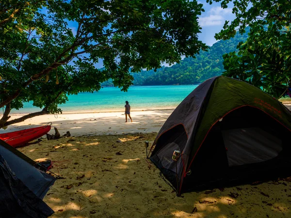 Surin Adası'nda plajda çadır kurulumu, Tayland : Mart 2019.