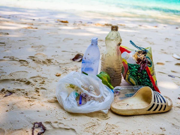 Garbage collection on the beach. Surin Island, Thailand : March 2019. — Stock Photo, Image