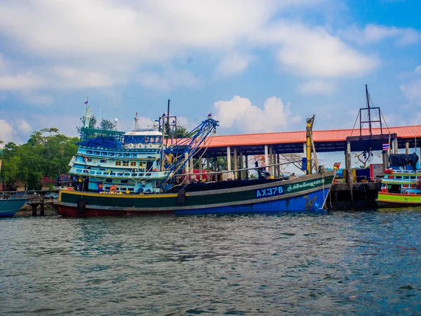 Vissersboten geparkeerd in Khura Buri Pier, Phang-Nga, Thailand: 2019 maart. — Stockfoto