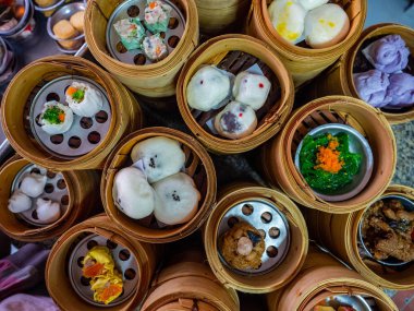 Geleneksel çin dim sum masanın üzerinde ahşap tabakta köfte buharda. bambu sepetinde dim sum çin gıda