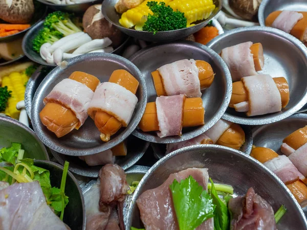 Traditionell Kinesisk dim sum ångad dumplings i träplattan på bordet. dim sum kinesisk mat i bambu korg — Stockfoto