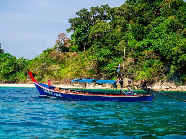 Τουριστικό σκάφος για κολύμβηση με αναπνευστήρα στο νησί Σουρίν, Ταϊλάνδη: 201 Μαρτίου — Φωτογραφία Αρχείου