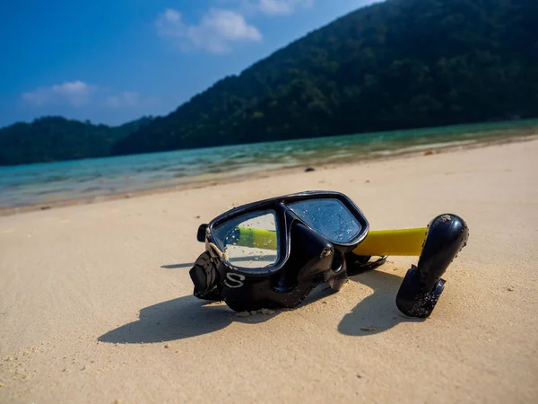 Buceo Snorkel y máscara aislado en la playa — Foto de Stock