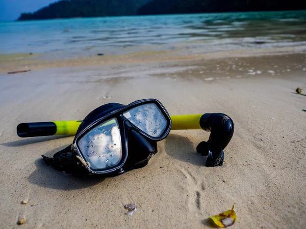 Buceo Snorkel y máscara aislado en la playa — Foto de Stock