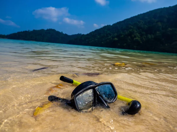 Buceo Snorkel y máscara aislado en la playa — Foto de Stock