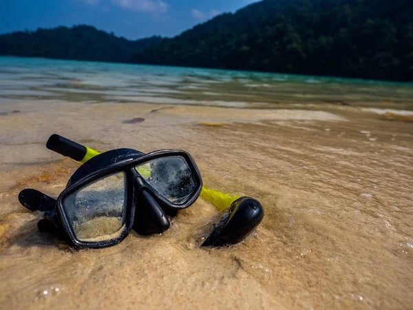 Buceo Snorkel y máscara aislado en la playa — Foto de Stock