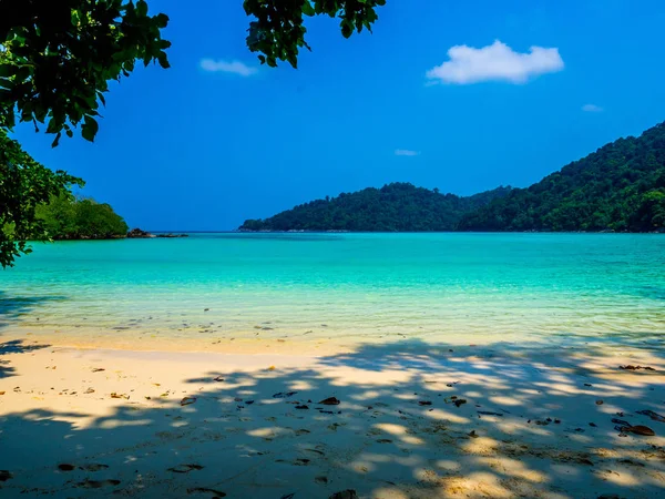 Praia em Mu Koh Surin ou Surin Island, Tailândia — Fotografia de Stock