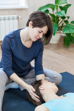 Fiziksel temas ile özel terapi yapıyor antrenörü