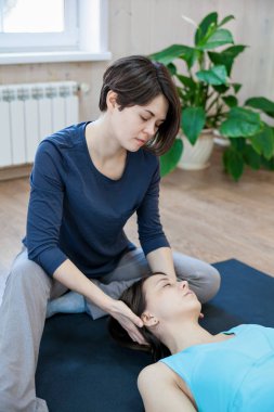 Fiziksel temas ile özel terapi yapıyor antrenörü