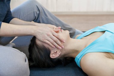 Eğitmen ile özel psikoterapi pratik kadın