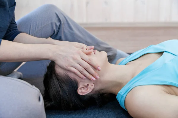 Crop woman conducting psychotherapy with body contact — Stock Photo, Image