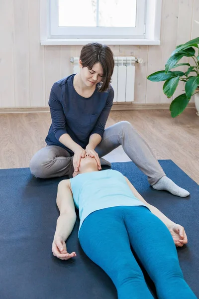 Mulher praticando psicoterapia especial com treinador — Fotografia de Stock