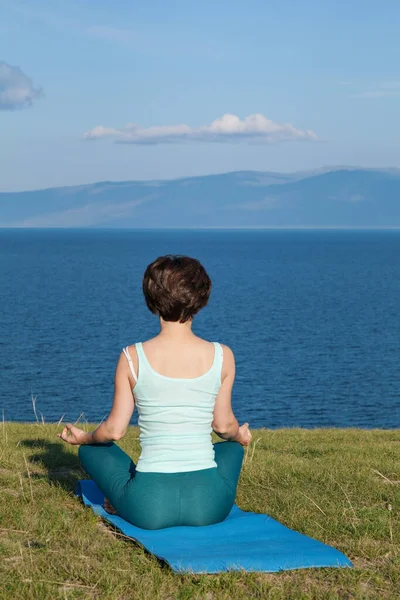 Mujer Yoga. Mujer practica meditación en la costa —  Fotos de Stock