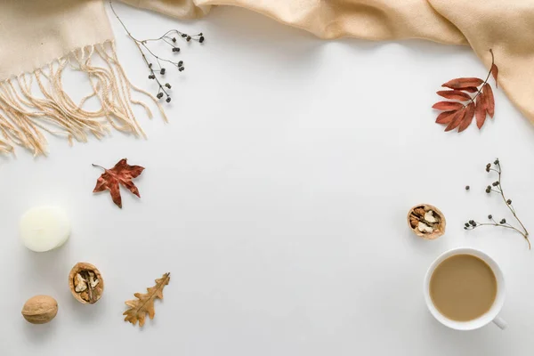 Herbstliche Komposition. Kaffeebecher, Plaid, Kerze, getrocknete Blätter auf weißem Hintergrund. Herbstliche, flache Liege, Draufsicht. Kopierraum lizenzfreie Stockbilder