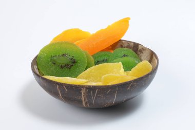 Kuru korunmuş yeşil kivi ananas olgun meyve renkli tatlı Hindistan cevizi kabuğu yay dilim.