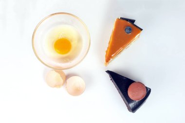 Beyaz arka plan üzerinde ham yumurta pasta madde