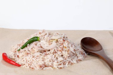 Nasi dagang cilasız yabani Hindistan cevizi sütü ile balık veya tavuk Hindistan cevizi köri hizmet soğan sarımsak zencefil biber ile baharatlı ile pişmiş pirinç karışık 