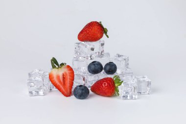 Çilek yaban mersini berry black Ice cube beyaz zemin üzerine okuyun 