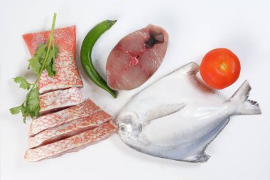 Beyaz pomfret İspanyolca Uskumru red snapper balık temizlenir degutted dilimlenmiş fileto parçaları beyaz zemin üzerine temizlenmiş