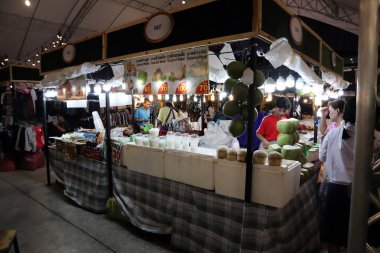 Bangkok - 15 Haziran 2018: Bir Hindistan cevizi dükkanında gece pazarı Pathum Wan bölgesinde, esnaf el sanatları öğeler için ideal. Yerel incelik bezler ve saatler Kuru meyve ve taze pişmiş. 