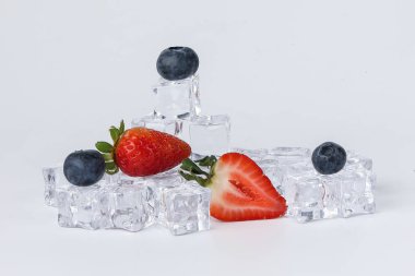 Çilek yaban mersini berry black Ice cube beyaz zemin üzerine okuyun 