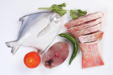 Beyaz pomfret İspanyolca Uskumru red snapper balık temizlenir degutted dilimlenmiş fileto parçaları beyaz zemin üzerine temizlenmiş