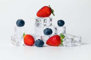 Çilek yaban mersini berry black Ice cube beyaz zemin üzerine okuyun 