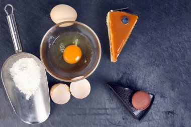 Çiğ yumurta pasta çiçek madde siyah kayrak taşı 