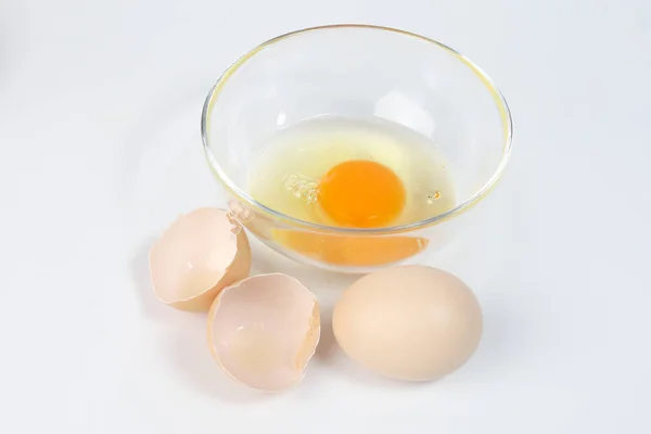 Rauwe Eierdooier Witte Vloeistof Transparant Glas Bowl Eggshell Witte Achtergrond — Stockfoto