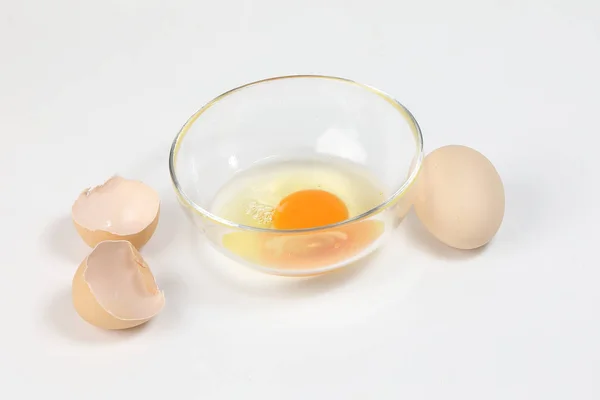 Rauwe Eierdooier Witte Vloeistof Transparant Glas Bowl Eggshell Witte Achtergrond — Stockfoto