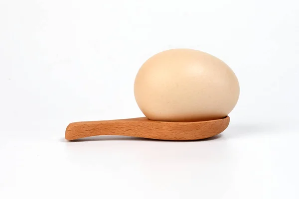 Αυγό Φόντο Λευκό Ξύλινο Κουτάλι — Φωτογραφία Αρχείου