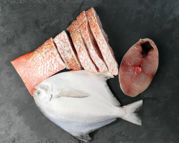 Witte Pomfret Koningsmakreel Red Snapper Vis Gereinigd Descaled Degutted Gesneden — Stockfoto