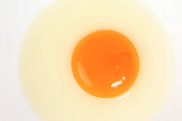 Ωμό Κρόκο Αυγού Και Λευκό Υγρό Διαφανές Γυάλινο Μπολ Λευκό — Φωτογραφία Αρχείου