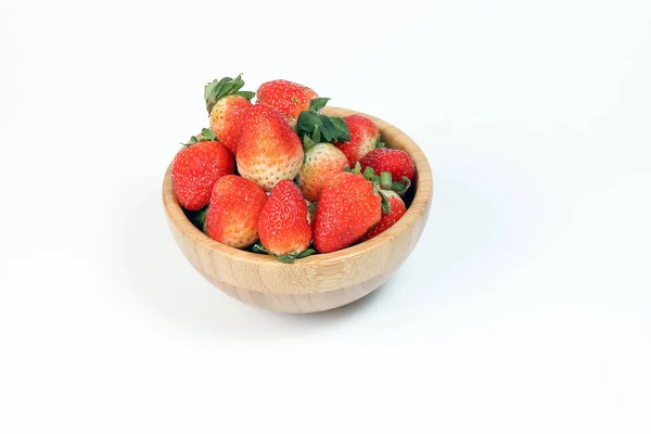 Rote Reife Erdbeere Holzschale Auf Weißem Hintergrund — Stockfoto